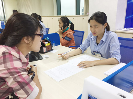 Nguyễn Thị Lan Chi giải quyết thủ tục hành chính tư pháp cho một người dân.