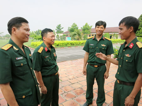 Trung úy Bùi Văn Duy (bìa phải) trao đổi kinh nghiệm huấn luyện với chỉ huy Ban Chính trị Lữ đoàn Tăng - thiết giáp 22.