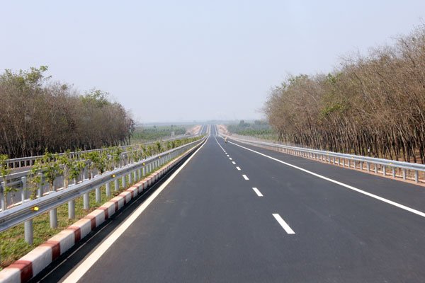 A section of HCMC-Long Thanh-Dau Giay Expressway, which is funded by ofﬁcial development assistance (ODA) loans and the State budget - PHOTO: ANH QUAN