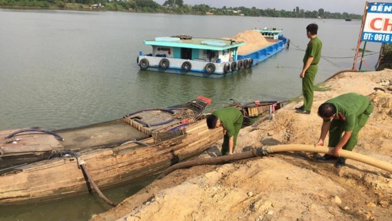 Police in Dong Nai province issue fine to violators (Photo: SGGP)