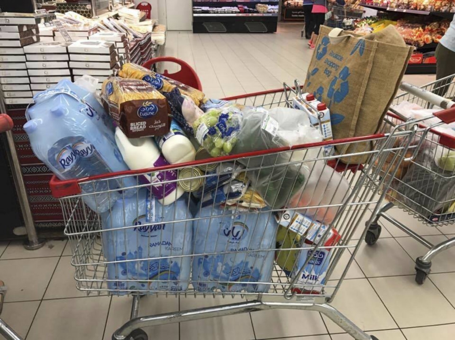 Người dân đổ xô đi mua hàng hoá tại các siêu thị ở Doha để tích trữ vì lo ngại tình trạng thiếu hàng hoá khi Qatar bị cô lập. Ảnh: AP
