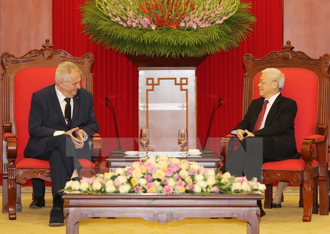 Party General Secretary Nguyen Phu Trong (R) receives Czech President Milos Zeman on June 7 