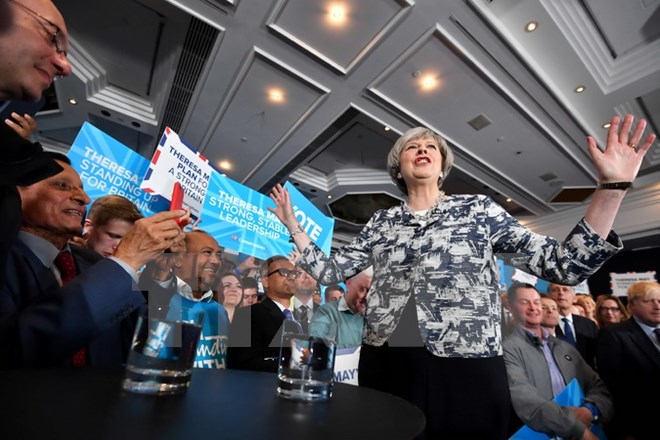 Thủ tướng Anh Theresa May (giữa) trong chiến dịch vận động tranh cử ở Birmingham ngày 7/6. (Nguồn: AFP/TTXVN)