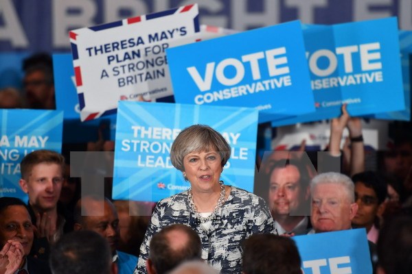 Thủ tướng Anh Theresa May vận động tranh cử ở Birmingham ngày 7/6. (Nguồn: AFP/TTXVN)