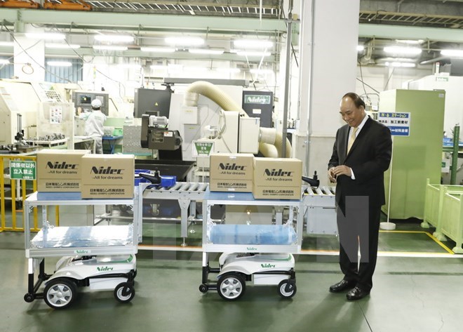 Prime Minister Nguyen Xuan Phuc runs a robot at Nidec Group