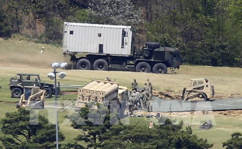 Hệ thống phòng thủ tên lửa tầm cao giai đoạn cuối (THAAD) được triển khai tại Seongju ngày 27/4. Ảnh: EPA/TTXVN