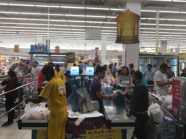 Người dân Qatar mua sắm tại các siêu thị cao hơn bình thường.(Nguồn: aljazeera)
