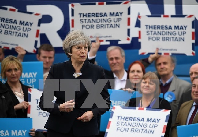 Thủ tướng Anh Theresa May gặp những người ủng hộ trong chiến dịch tranh cử ở Newcastle ngày 125. (Nguồn AFPTTXVN)