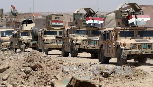 Các lực lượng Iraq tham gia chiến dịch chống IS tại Mosul ngày 1/6. Ảnh: AFP/TTXVN