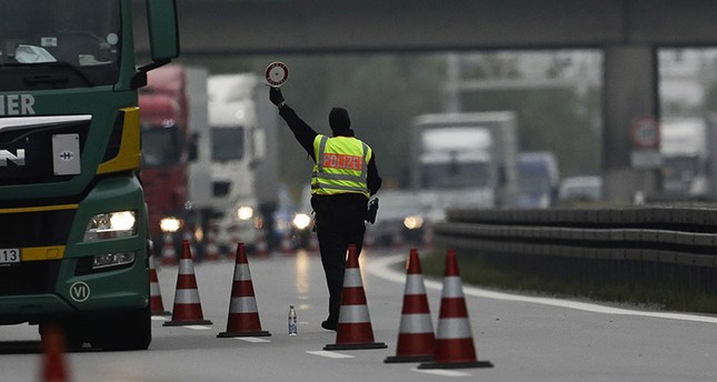 Cảnh sát Đức điều khiển giao thông tại Passau, biên giới Đức. (Nguồn: AP)