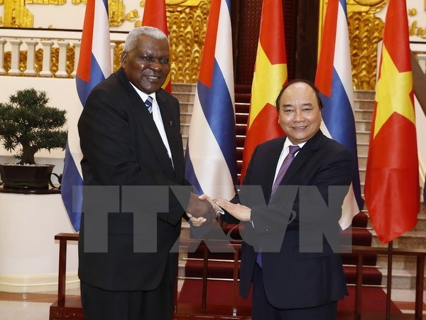 Prime Minister Nguyen Xuan Phuc (R) receives Chairman of the Cuban National Assembly Esteban Lazo Hernandez (Photo: VNA)