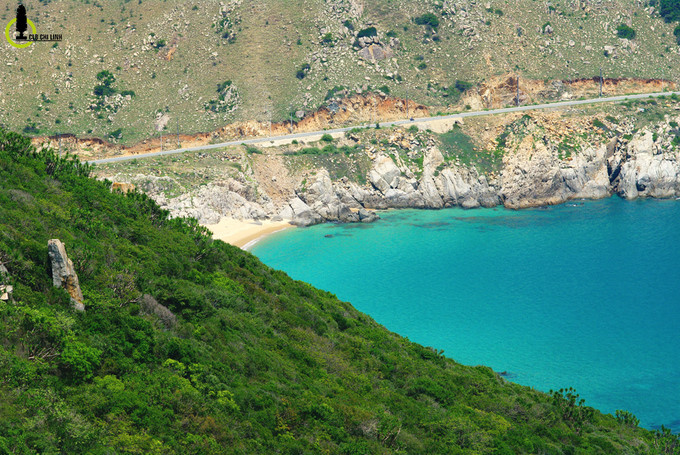 The road passes through pristine nameless and famous beaches. 