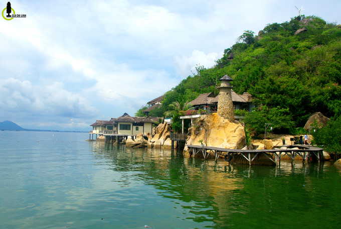 The road ends in Binh Lap Island with many romantic and scenic resorts.