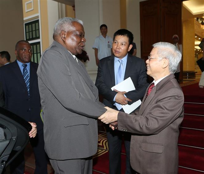 Party General Secretary Nguyen Phu Trong (R) and Chairman of the Cuban National Assembly Esteban Lazo Hernandez