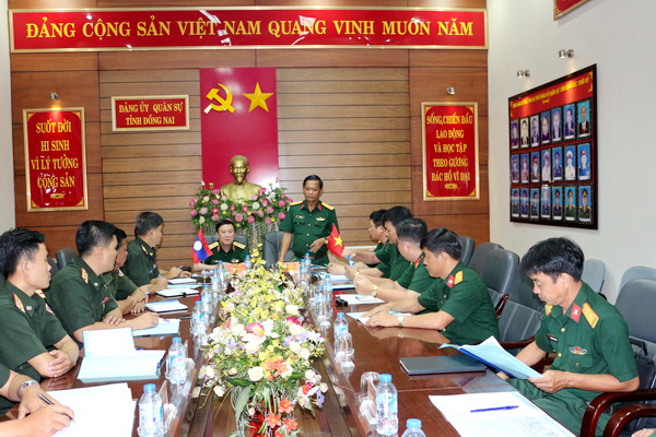 Đoàn cán bộ quân đội Lào thăm Bộ Chỉ huy quân sự tỉnh
