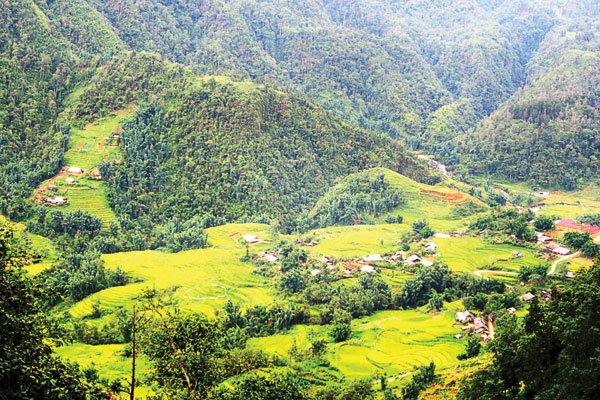 From Bac Waterfall, tourists can admire a splendid view of a valley at the foot of Hoang Lien Son Mountain Range