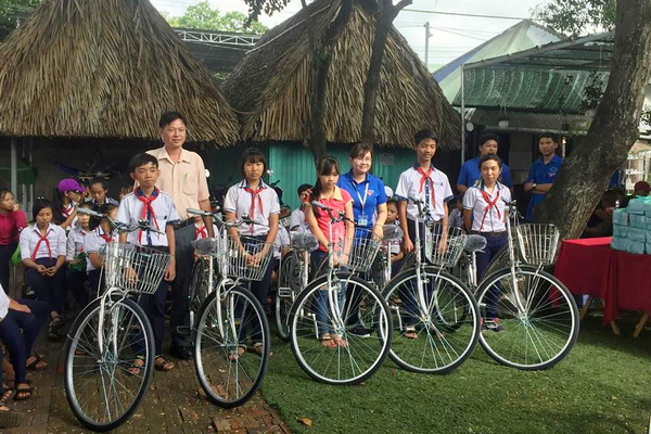 Tặng quà cho học sinh nghèo huyện Xuân Lộc