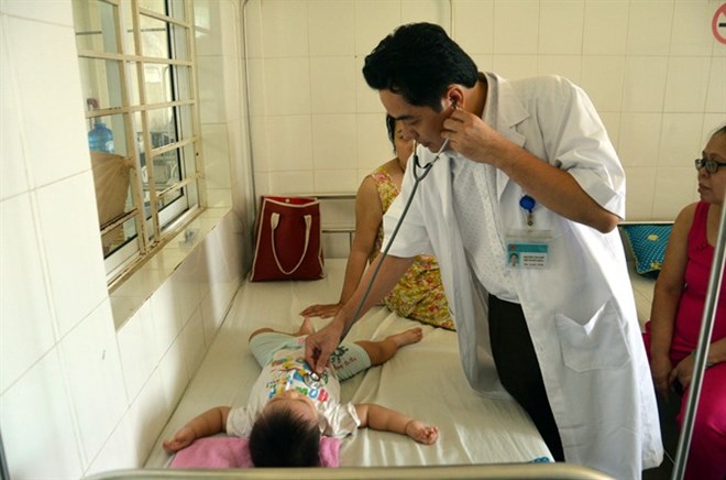 A child with dengue fever is treated in Da Nang City Hospital for Women and Children