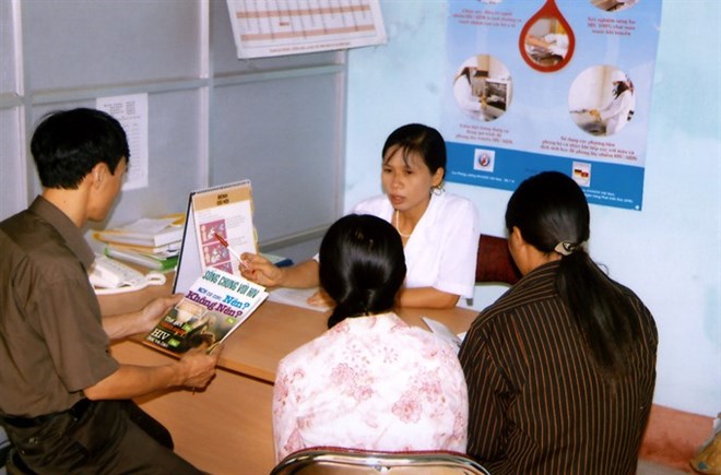 HIV/AIDS patients in Ninh Binh province receive consultations from a doctor