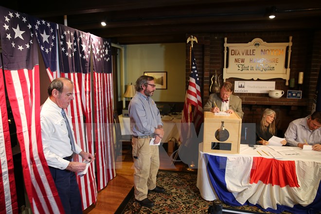 Cử tri Mỹ bỏ phiếu tại thị trấn Dixville Notch, bang New Hampshire. (Nguồn: THX/TTXVN)