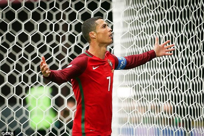 Ronaldo lại lập công giúp Bồ Đào Nha chiến thắng. (Nguồn: EPA)