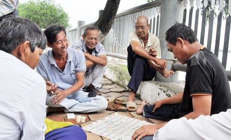 Một bàn cờ tướng ở công viên Nguyễn Văn Trị lúc nào cũng có đông người chơi và xem.