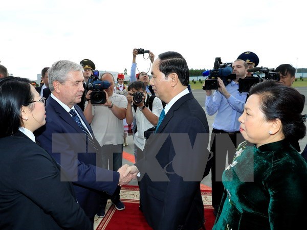 elarusian Deputy Prime Minister Vladimir Semashko (second, left) welcomes President Tran Dai Quang and his spouse at Minsk International Airport