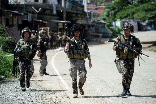 Binh sỹ Philippines tuần ra tại Marawi, Mindanao ngày 13/6. (Nguồn: AFP/TTXVN)