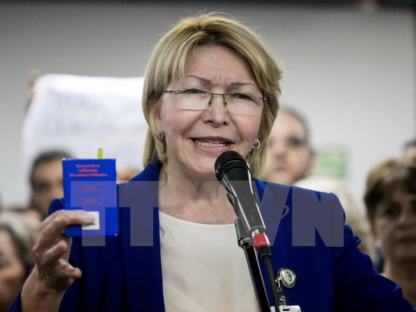 Tổng Chưởng lý Luisa Ortega phát biểu trước những người ủng hộ tại Caracas ngày 19/6. (Nguồn: EPA/TTXVN)