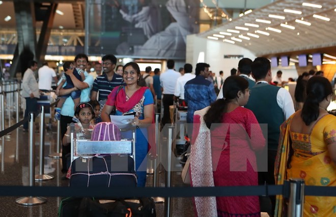 Hành khách làm thủ tục tại sân bay quốc tế Hamad ở Doha, Qatar. (Nguồn: AFP/TTXVN)