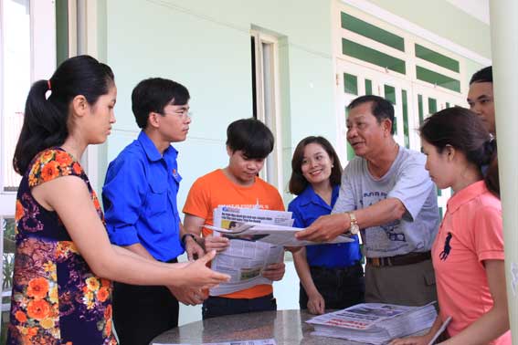 Ông Nguyễn Phan Văn Biên, Chủ nhiệm câu lạc bộ nhà trọ xã Thạnh Phú (huyện Vĩnh Cửu) phát báo cho công nhâ