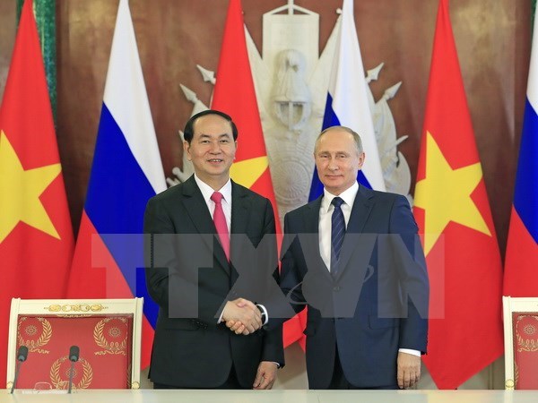 President Tran Dai Quang (left) and Russian President Putin