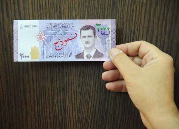 Tờ giấy bạc mới trị giá 2.000 bảng có hình ông al-Assad. (Nguồn: SANA)