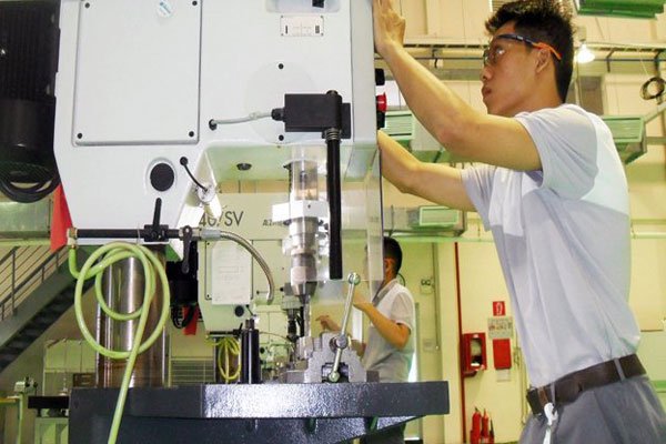 File photo of an employee at work at a Dong Nai Province-based Bosch Vietnam facility that produces pushbelts for continuously variable transmissions (CVT) in automobiles - PHOTO: QUOC HUNG 