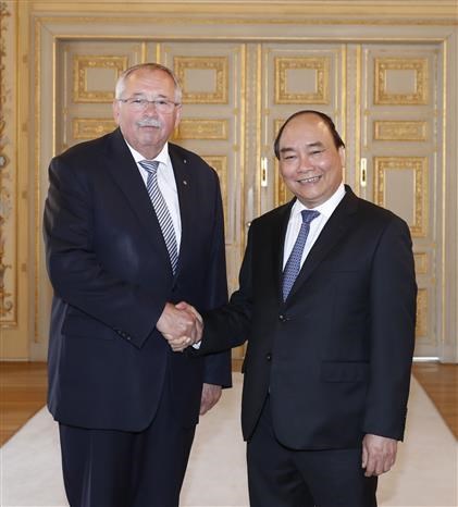 Prime Minister Nguyen Xuan Phuc (R) and Minister-President of Hessen state Volker Bouffier