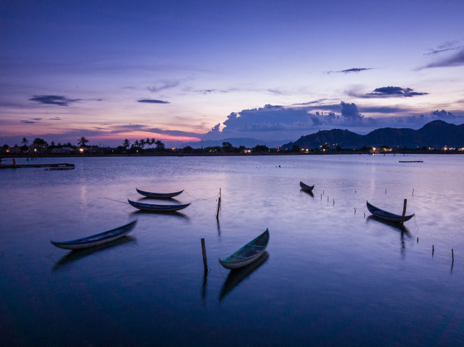 The exhibition showcases 50 photos taken in many localities across the country. Some pictures have been sold to raise fund for free cataract surgeries of people in the Mekong Delta region.