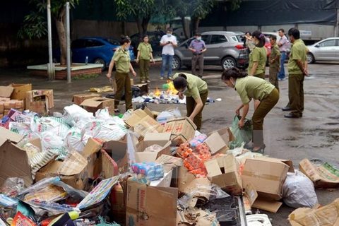 A market watch team discovers a batch of fake goods in the capital city. — Photo VNA