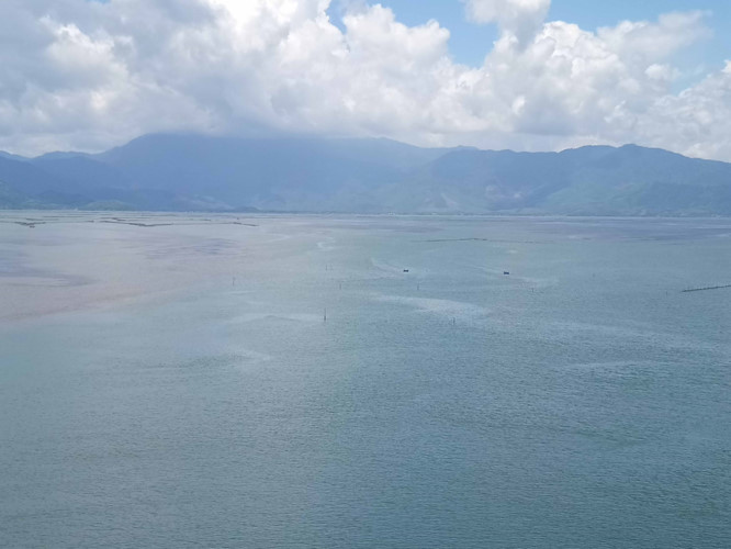 From Tu Hien bridge, visitors can view Tu Hien beach with its clear water, yellow sand and Cau Hai lagoon