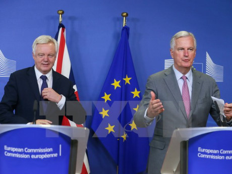 Bộ trưởng phụ trách vấn đề Brexit của Anh, David Davis (trái) và Trưởng đoàn đàm phán châu Âu về Brexit Michel Barnier (phải) tại vòng đàm phán mới ở Brussels, Bỉ ngày 17/7. (Ảnh: AFP/TTXVN)