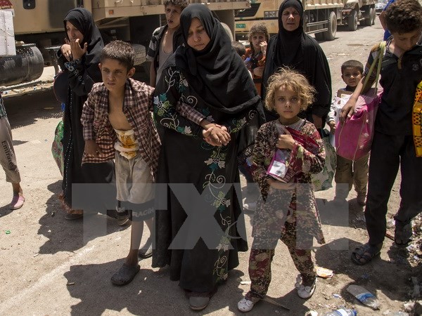 Người dân Iraq quay trở về Mosul sau khi quân đội Chính phủ giành quyền kiểm soát thành phố này từ tay IS ngày 8/ vừa qua. (Ảnh: AFP/TTXVN)