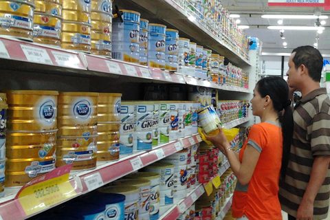 The Ministry of Industry and Trade has issued a new circular on milk and supplement products for children under six. — Photo baodautu.vn