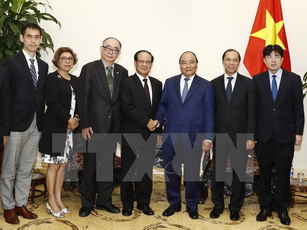  Prime Minister Nguyen Xuan Phuc shakes hands with ASEAN Secretary-General Le Luong Minh (Source: VNA)