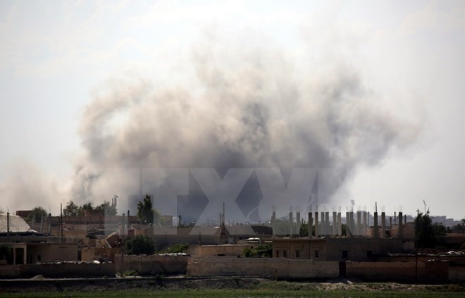 Khói bốc lên sau cuộc giao tranh ở quận al-Sinaa, phía Đông thành phố Raqqa ngày 21/6. (Nguồn: AFP/TTXVN)