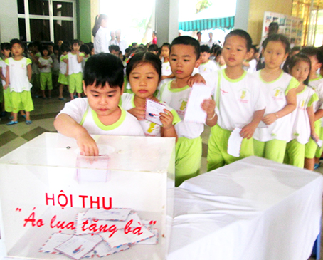 Presenting gifts to Vietnamese heroic mothers