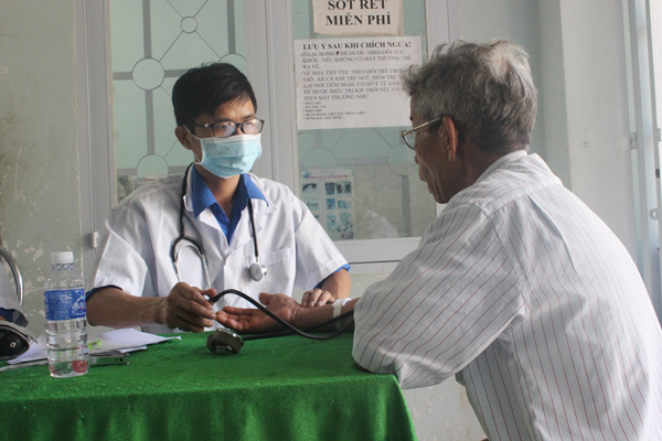 Khám bệnh, cấp thuốc miễn phí cho gia đình chính sách