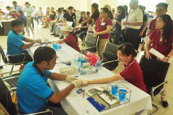 450 workers donate their blood