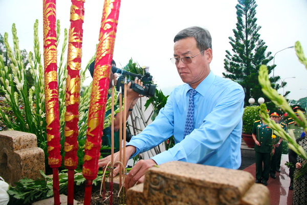 đồng chí Đinh Quốc Thái, Phó bí thư Tỉnh ủy, Chủ tịch UBND tỉnh dâng hương.