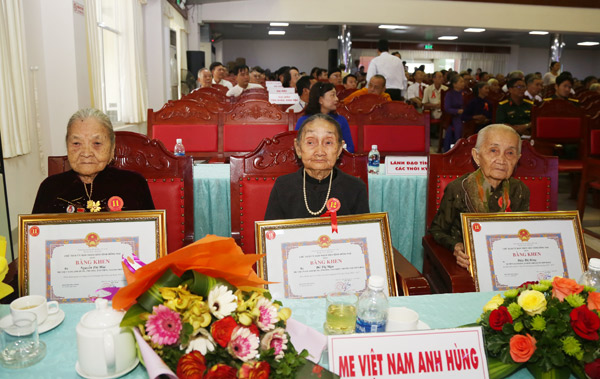 Các bà Mẹ Việt Nam anh hùng tham dự buổi lễ