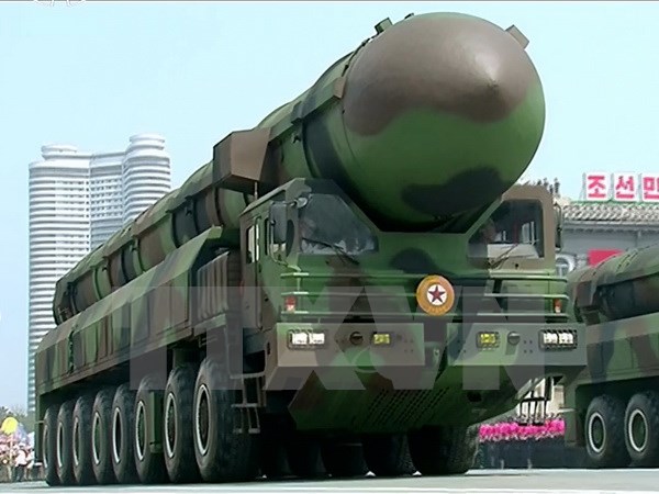 Tên lửa được cho là tên lửa đạn đạo liên lục địa (ICBM) trong lễ duyệt binh ở Bình Nhưỡng, Triều Tiên ngày 16/4. (Nguồn: Yonhap/TTXVN)