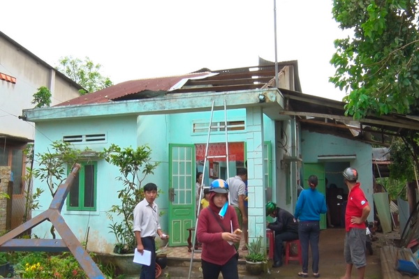 Một mái nhà của người dân bị tốc mái sau trận lốc xoáy.
